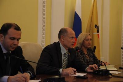 По заявлению Владимира Скрипченко, ёлки, установленные около крупных торговых центров Рязани, не совсем ярко украшены